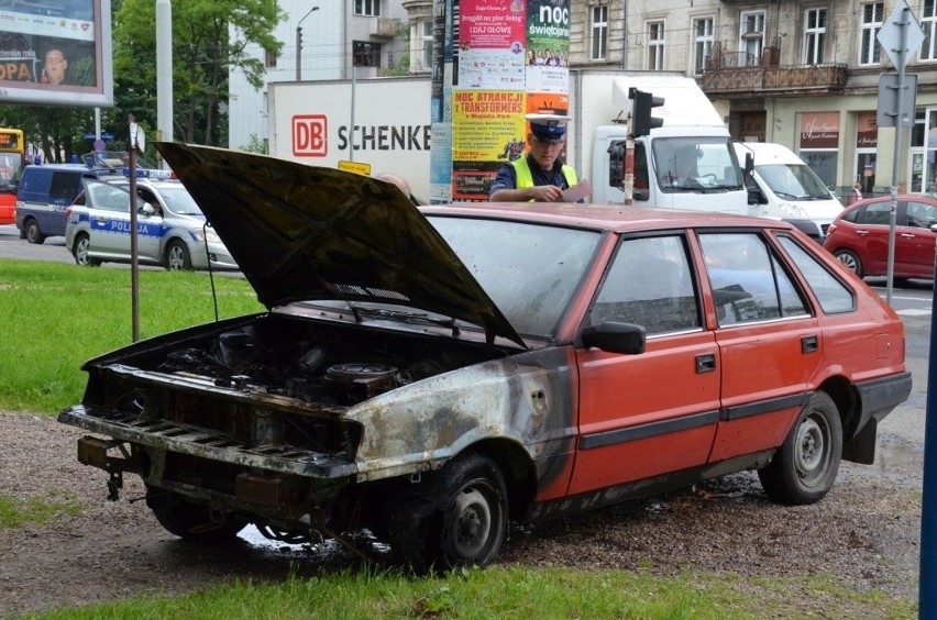 Wrocław: Pożar poloneza na Grabiszyńskiej. Spłonął silnik (ZDJĘCIA)