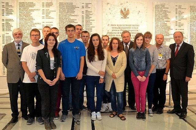 Uczniowie z powiatu niżańskiego przy pamiątkowej tablicy w budynku głównym Sejmu.