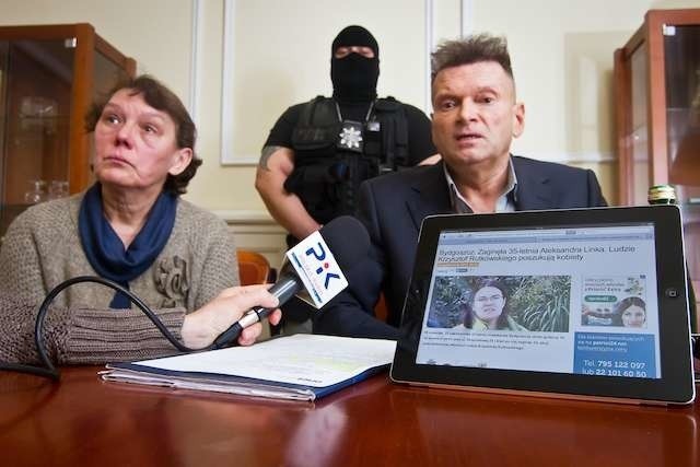 Matka, Bożena Linka, oraz detektyw Krzysztof Rutkowski ze zdjęciem Aleksandry Linki. Młoda kobieta zaginęła ponad tydzień temu. Wyszła z domu twierdząc, że wybiera się do spowiedzi. Potem wysłała SMS i ślad się urwał