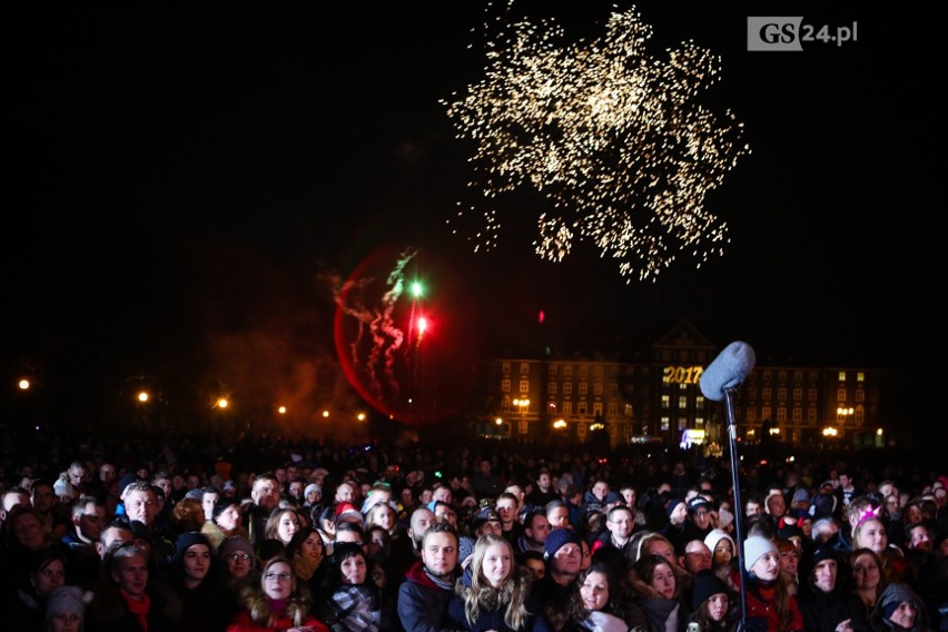 Sylwester w Szczecinie: Kolorowe fajerwerki rozbłysły nad miastem. Powitaliśmy Nowy Rok [ZDJĘCIA, WIDEO]
