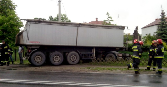 Ciężarówka uszkodziła pomnik.