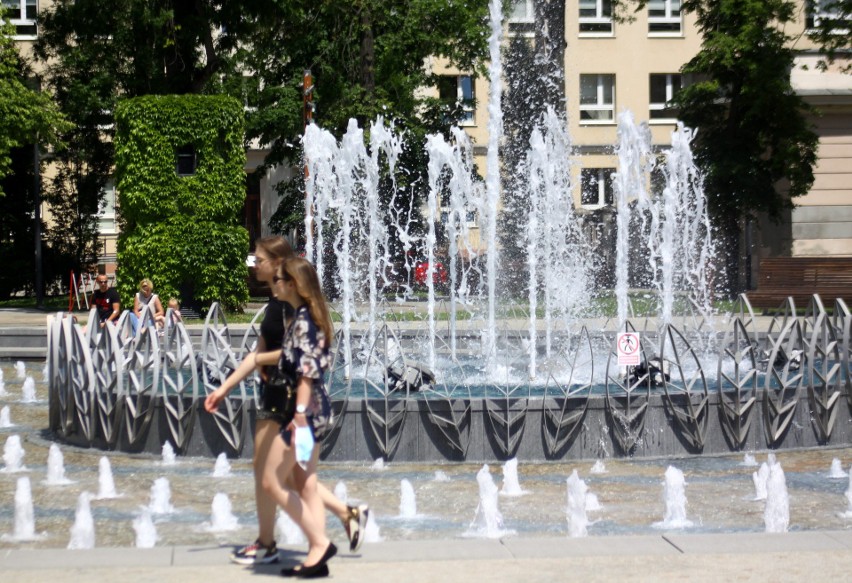 Spacer po centrum Lublina. Mieszkańcy korzystają z uroków deptaka i placu Litewskiego