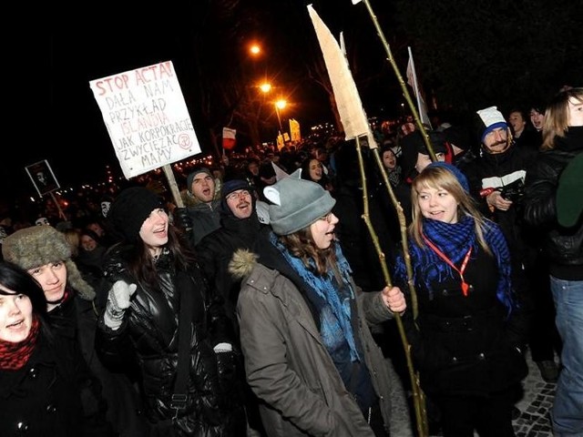 Protestujący zebrali się o godzinie 17.30 przed Urzędem Wojewódzkim. Według organizatorów przyszło około dwóch tysięcy osób.