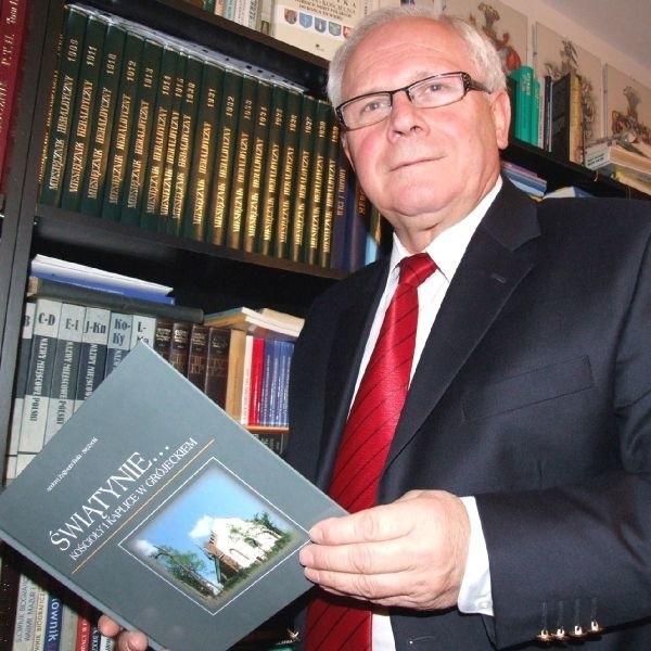 Andrzej Stężycki ze swoją najnowszą książką "Świątynie... Kościoły i kaplice w Grójeckiem&#8221;.