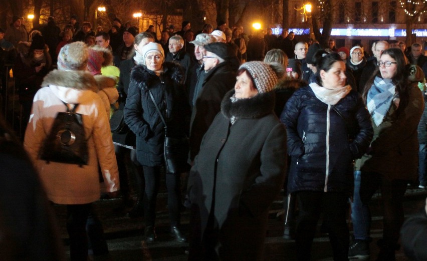 Radom. Sylwester 2017/2018. Szampańska zabawa na deptaku. Radomianie wspólnie powitali Nowy Rok [ZDJĘCiA]