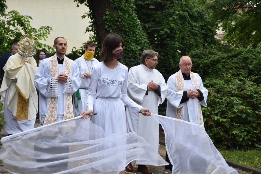 Boże Ciało 2020 w Tczewie. Procesja wokół kościoła zamiast ulicami miasta. Zobaczcie zdjęcia!