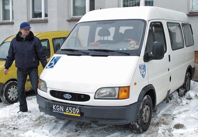 Ten Ford Transit, garażujący na podwórzu Straży Miejskiej, będzie w barwach szpitala woził chorych na rehabilitację. 