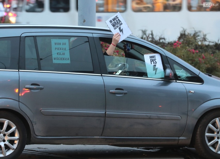 Protest (nie tylko) kobiet w Szczecinie. Głośne klaksony i blokada pl. Szarych Szeregów. To kolejny dzień manifestacji - 26.10.2020