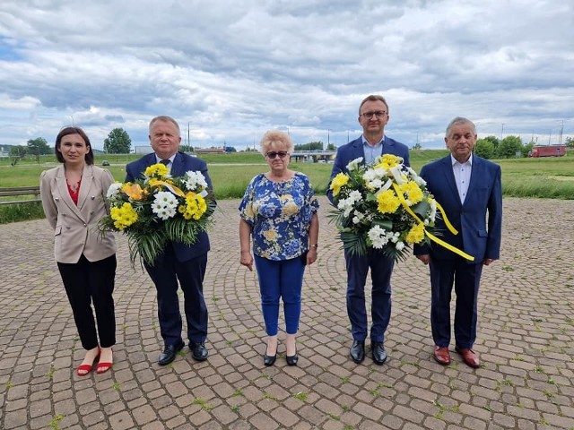 12 czerwca przypada 24. rocznica wizyty Ojca Świętego Jana Pawła II w Sandomierzu. W tym szczególnym dniu samorządowcy złożyli wiązanki kwiatów przed pomnikiem Jana Pawła II na sandomierskich błoniach. Więcej na kolejnych zdjęciach