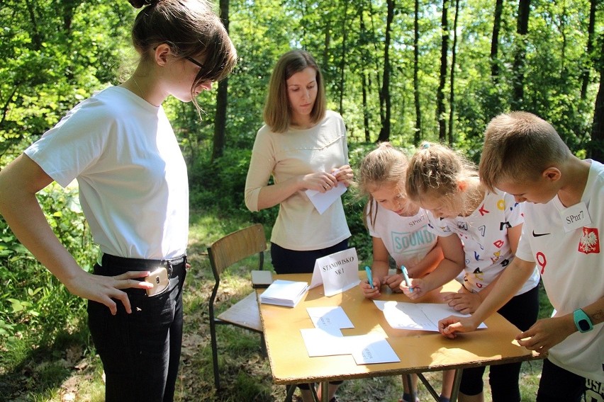 Ekologiczne bieganie w Skarżysku – uczniowie szkół podstawowych powiatu skarżyskiego wykazywali się szybkością i wiedzą przyrodniczą