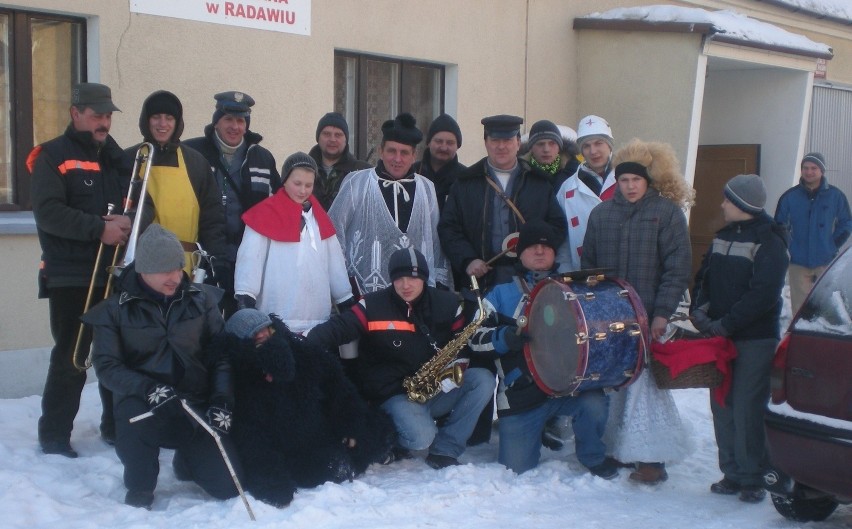 Ekipa strażaków z Radawia przy wodzeniu basa.