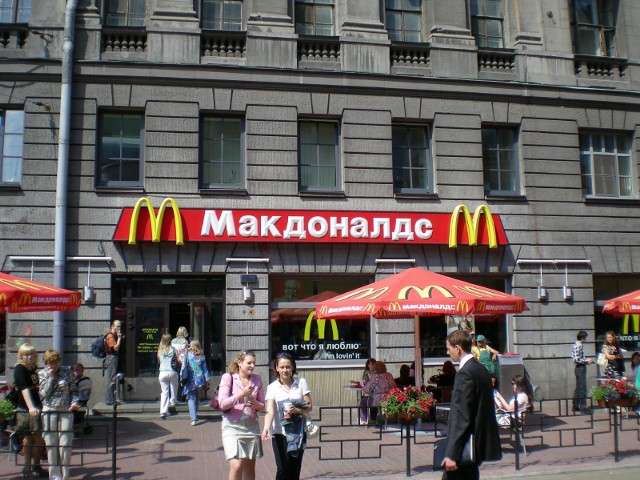 Rosję opuściły już (lub zadeklarowały opuszczenie) m.in. McDonald's, Starbucks, browar AB InBev, Siemens, Nike czy Marks & Spencer. Zdjęcie ilustracyjne.