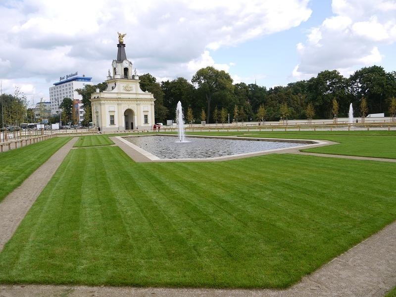 Odnowiony dziedziniec wstępny pałacu