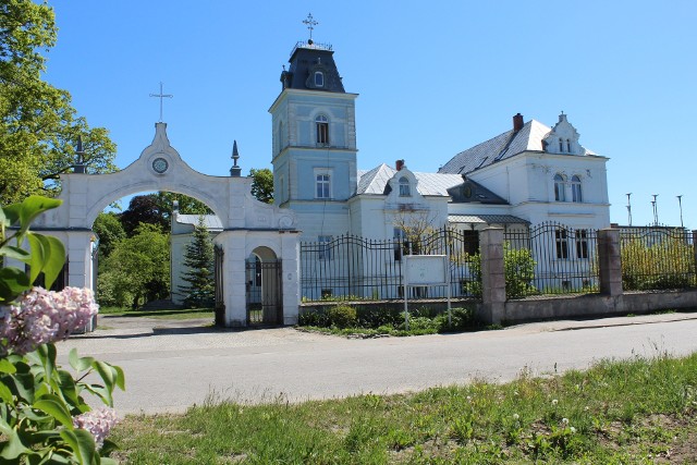 Pałac w Bajerzu zbudowano pod koniec XIX wieku dla Ernsta Antala. Dziś znajduje się w nim Dom Rekolekcyjny. Nabożeństwa odprawiają księża związani z Bractwem Kapłańskim św. Piusa X, zwanym popularnie lefebrystami
