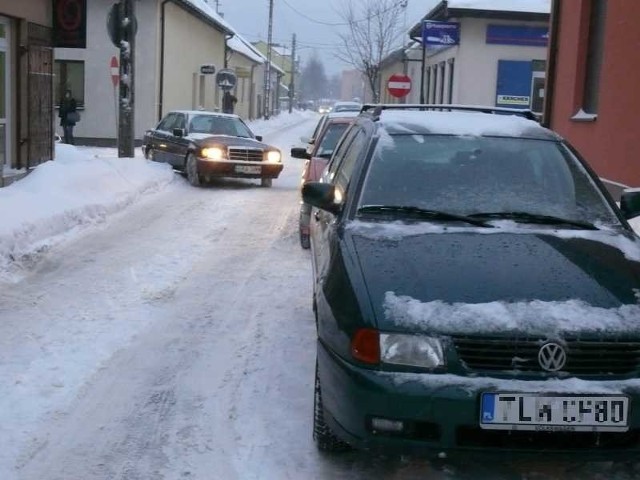 Na włoszczowskich ulicach, na przykład Kilińskiego (droga powiatowa), jest bardzo ciasno przez zalegający śnieg. Spory problem mają zwłaszcza kierowcy, którzy skręcają w tę ulicę z dróg podporządkowanych.