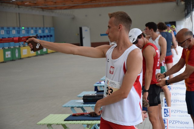 Strzelanie podczas finałowej konkurencji mistrzostw. Na pierwszym planie Marcel Suliga