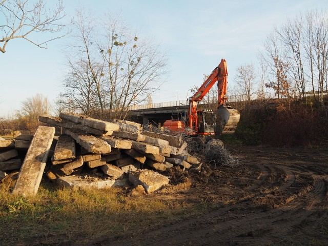 W drugiej połowie listopada ma rozpocząć się wyburzanie wiaduktu na ul. Przybyszewskiego. Tymczasem już zjechały się koparki i rozpoczęły się prace przygotowawcze. Okazuje się, że rozbiórka ma rozpocząć się 15 listopada!