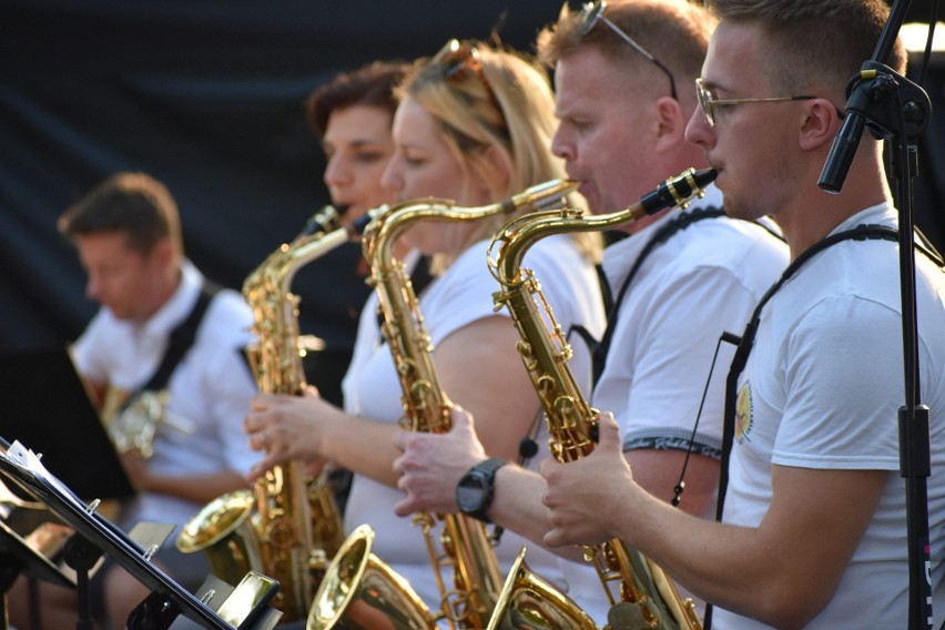 Wieczorny koncert z hitami nad zalewem w Sielpi. Konecki Big Band dał czadu