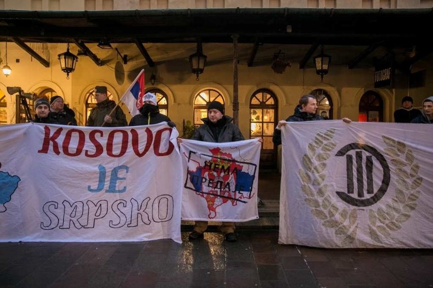 Manifestujący trzymali transparenty z hasłami: „Kosovo je...