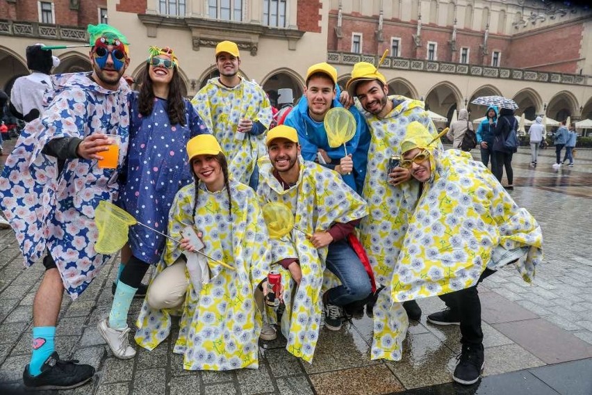 Przez Kraków przeszedł juwenaliowy korowód. Studenci w kolorowych przebraniach opanowali miasto [ZDJĘCIA]