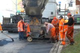 Drogowcy we Wrocławiu łatają dziurawe po zimie ulice. Wrocławski ZDiUM dostał prawie 300 zgłoszeń. Znamy lokalizacje! [LISTA ULIC]