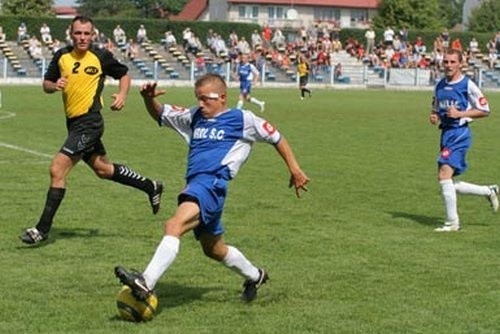 Piłkarze Karola Pęplino (niebieskie stroje) walczą o awans do IV ligi.