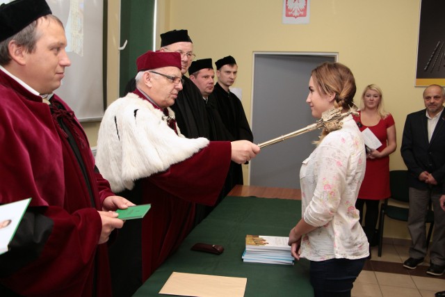 Inauguracja roku akademickiego na Wydziale Mechanicznym w grudziądzkim ośrodku Kujawskiej Szkoły Wyższej. Indeksy odebrało 21 studentów pierwszego roku, a dyplomy inżynierskie 23 absolwentów tej uczelni. Wręczali je rektor prof. nadzwyczajny dr hab. Stanisław Kunikowski oraz dziekan wydziału mechanicznego dr inż. Michał Sójka.