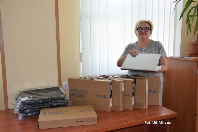 Z laptopami Alicja Raczyńska, dyrektor Szkoły Podstawowej w Mircu