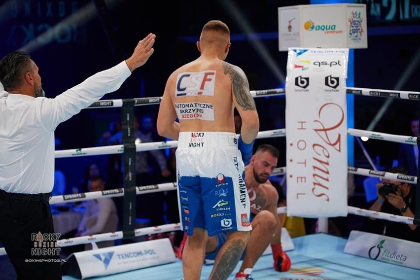 Kajetan Kalinowski wygrał przez nokaut w pierwszej rundzie z Igorem Jakubowskim. Zobacz zdjęcia