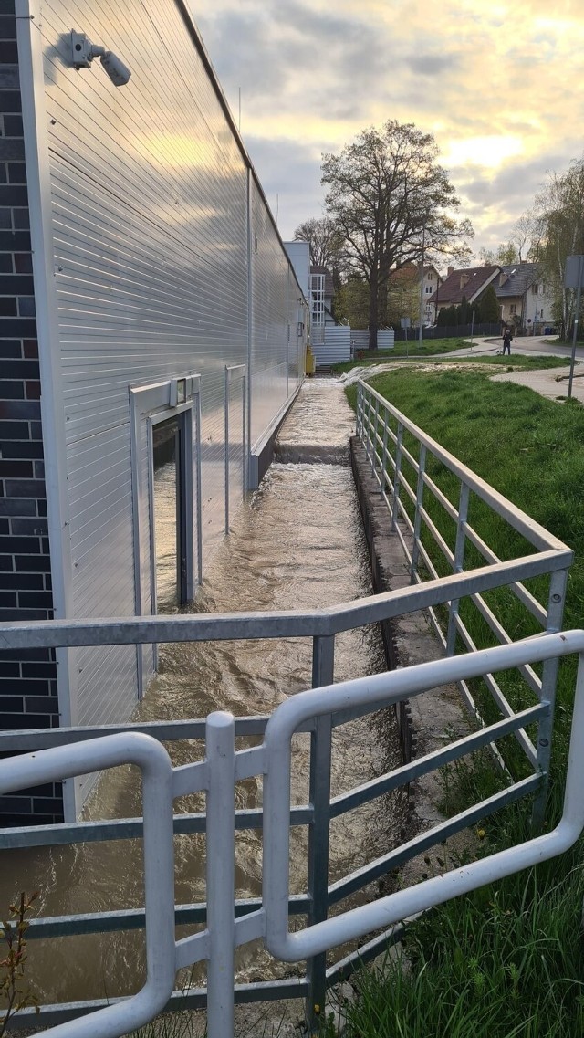 Pękła rura wodociągowa o średnicy pół metra, woda zalała market Aldi w Jeleniej Górze.