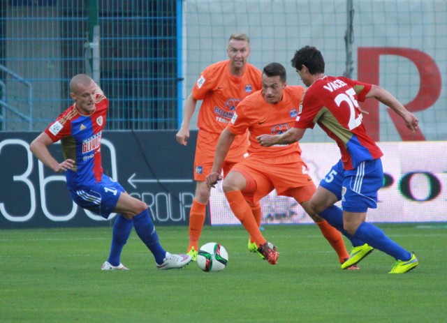 Michał Markowski (w środku, przy piłce) w tym sezonie wystąpił w czterech meczach ekstraklasy