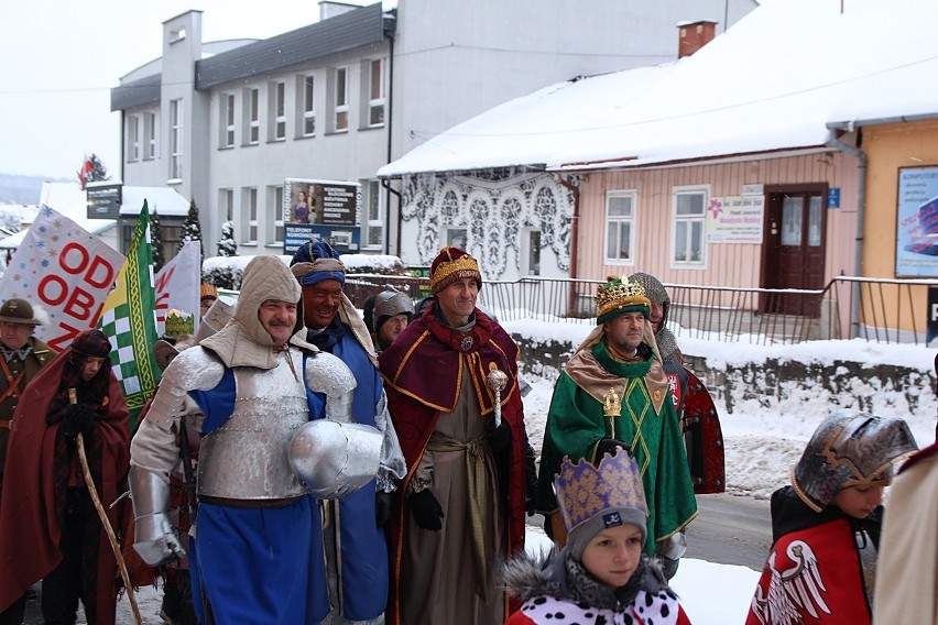 Bobowa. Kilkusetosobowy orszak który poprowadzili Trzej Królowie zmierzał do szopki betlejemskiej