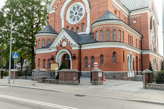 Znaki poziome przed wjazdem do kościoła św. Wojciecha zostaną niebawem zmienione