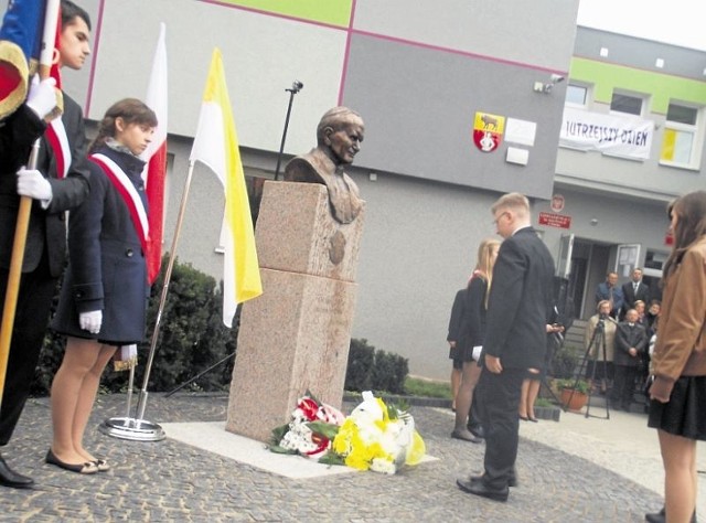 Na placu przed Gimnazjum nr 1 w Sokółce został uroczyście odsłonięty pomnik świętego Jana Pawła II.