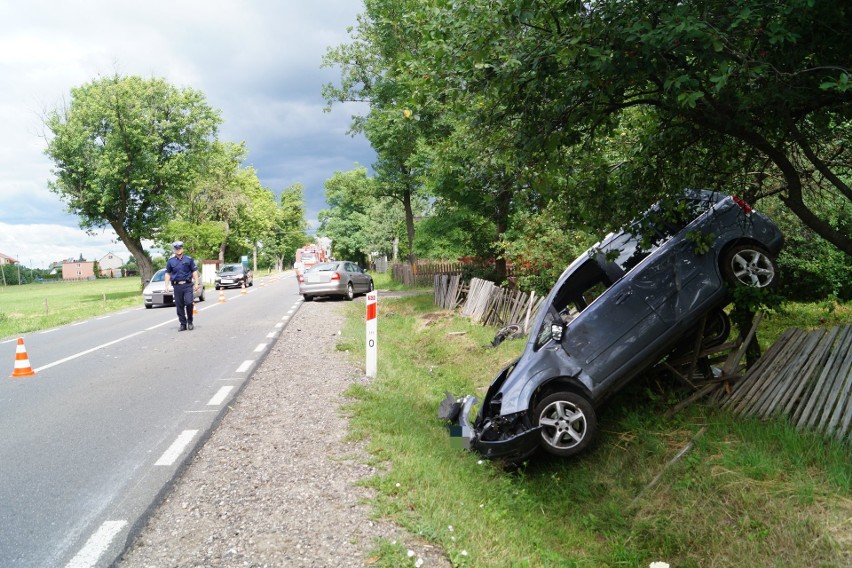 Wypadek w Dylewie na DK 53. Zderzenie dwóch samochodów osobowych. Matkę z dzieckiem zabrano do szpitala