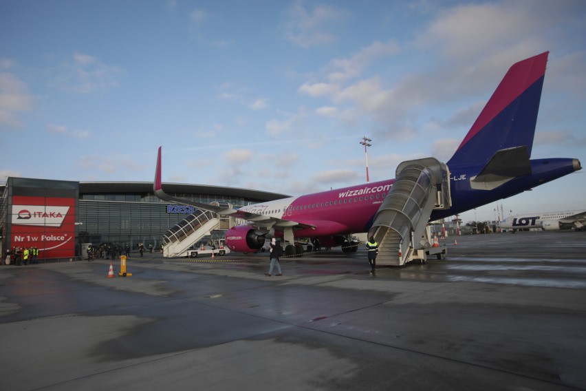 Inauguracyjny lot linii Wizz Air Eindhoven - Jasionka [ZDJĘCIA]