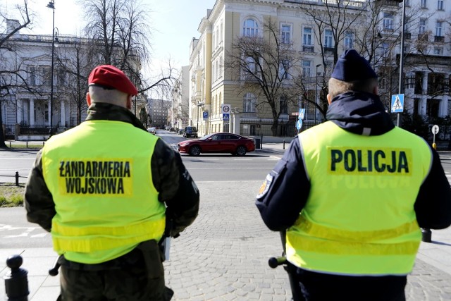 Wielkanoc 2021 zbliża się wielkimi krokami. Do świąt pozostały zaledwie dwa tygodnie. Mimo to rząd nadal nie przekazał oficjalnych rekomendacji dotyczących Wielkanocy. Bardzo możliwe jednak, że czeka nas kolejny lockdown, a wśród wprowadzonych obostrzeń pojawi się również zakaz przemieszczania się. Mogłoby to pomóc w ograniczeniu rozprzestrzeniania się wirusa. Tym bardziej że sytuacja epidemiczna jest coraz gorsza. W ostatnich dniach liczby zakażeń przekraczały 20 tys. Koronawirus, mimo rozpoczętego w styczniu programu szczepień, wciąż jest z nami i raczej nie zniknie przed Wielkanocą. Niewykluczone, że rząd wprowadzi zakaz przemieszczania się. Wszystko po to, by zapobiec kolejnym zakażeniom.Czytaj dalej. Przesuwaj zdjęcia w prawo - naciśnij strzałkę lub przycisk NASTĘPNE