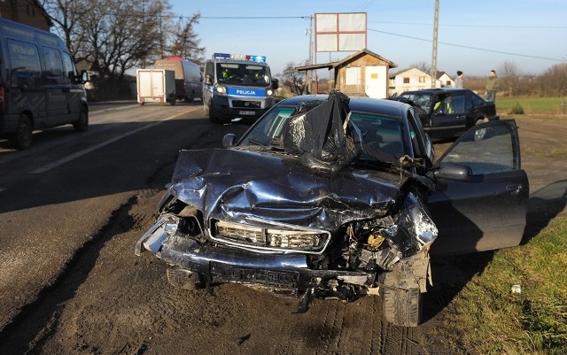 Policjanci ustalają okoliczności niedzielnego wypadku na DK nr 77 w Ostrowie w pow. jarosławskim. Audi czołowo zderzyło się z volvo. Trzy osoby zostały ranne.