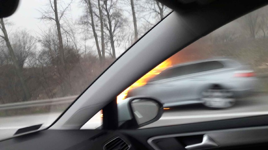 Pożar auta na autostradzie A4 [ZDJĘCIA]