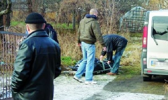 53-letni Sławomir S. zamordował matkę wieczorem, a trzy godziny później przewiózł zwłoki 84-letniej Henryki nieopodal opuszczonej posesji przy ul. Spokojnej. Znaleziono je rankiem.