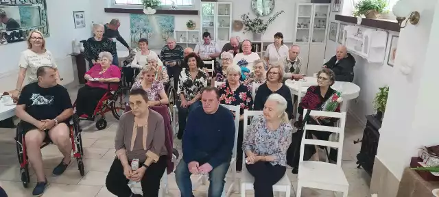Dorota Kolak i Zbigniew Rolniczak spotkali się z seniorami w Domu Pomocy Społecznej "Kaszub" w Stawiskach.