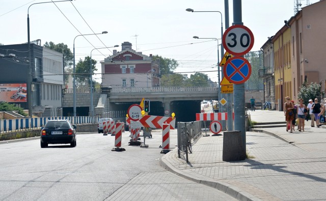 We wtorek skończą się, trwające od czerwca, utrudnienia w ruchu na ul. Kunickiego w rejonie remontowanego wiaduktu kolejowego