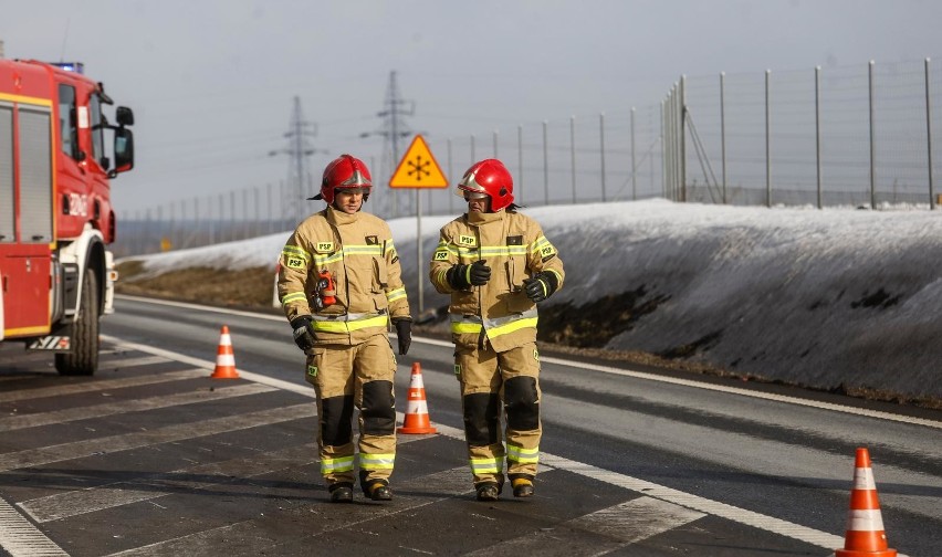 Policjanci pracują na miejscu tragicznego wypadku na trasie...