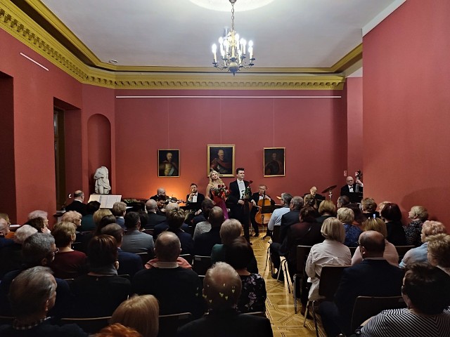 W niedzielę, 15 stycznia w Pałacu Wielopolskich w Częstocicach odbył się koncert „Wielka sława to żart”, podczas którego wystąpili soliści oraz zespół Strauss Ensemble