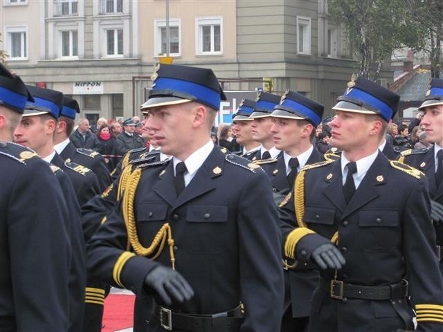 Defilada i ślubowanie strażaków w Częstochowie. Towarzyszyły...