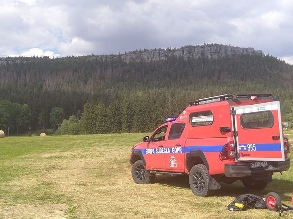 Dzięki akcji ratowników Grupy Sudeckiej GOPR i Lotniczego Pogotowia Ratunkowego, ranna młoda turystka szybko znalazła się w szpitalu