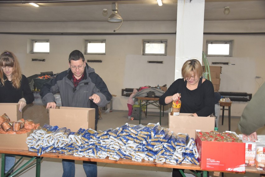 Wolontariusze z Kluczborka przygotowali pół tysiąca paczek żywnościowych. Dary pojadą na Ukrainę
