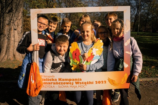 Kampania Pomarańczowej Wstążki 2022 w Wieliczce. W grze terenowej w Parku Mickiewicza wzięło udział prawie 150 uczniów młodszych klas szkół podstawowych