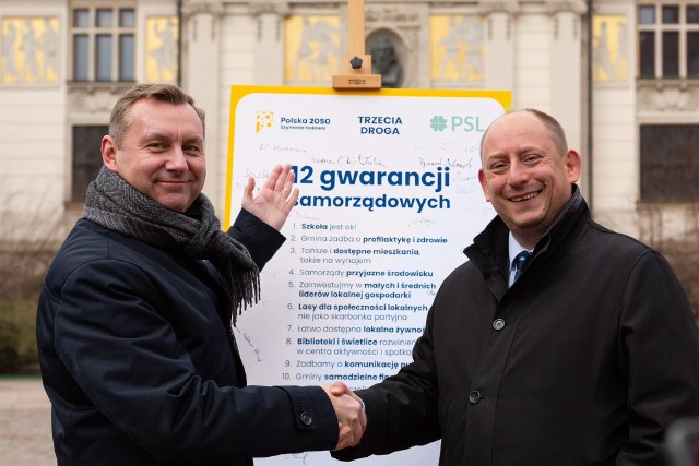 Podczas spotkania na Placu Szczepańskim zaprezentowano listy Trzeciej Drogi do małopolskiego Sejmiku. Podpisano także "12 gwarancji samorządowych"