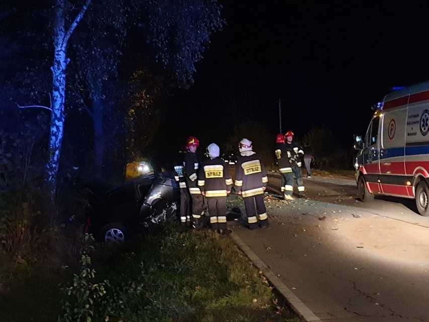 Wypadek w Stanisławiu Górnym. Samochód roztrzaskał się na drzewie, cudem nikt nie zginął